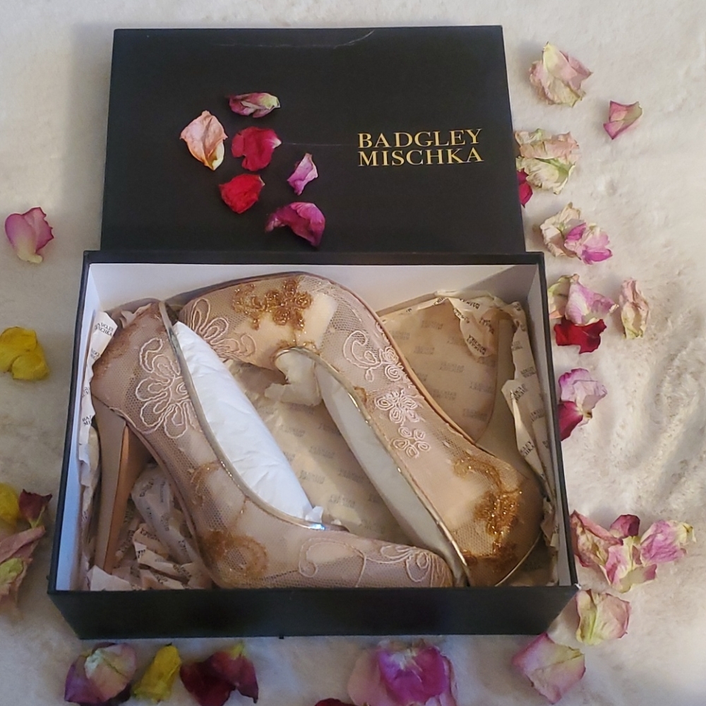 Badgley Mischka Oakes Pump - Picture 3 of 8